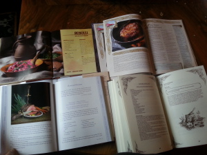 Die Culinaria (unten rechts) im direkten Vergleich mit meinen wetieren drei Fäntelalter-Kochbüchern.